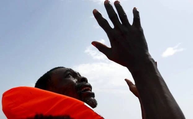 Un migrante en las costas de Libia. /Darrin Zammit Lupi (Reuters)