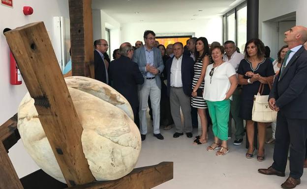 Juan Martínez Majo inaugura en el Centro de Interpretación del Clima de La Vid la exposición 'Estratos Fracturados' organizada por el ILC