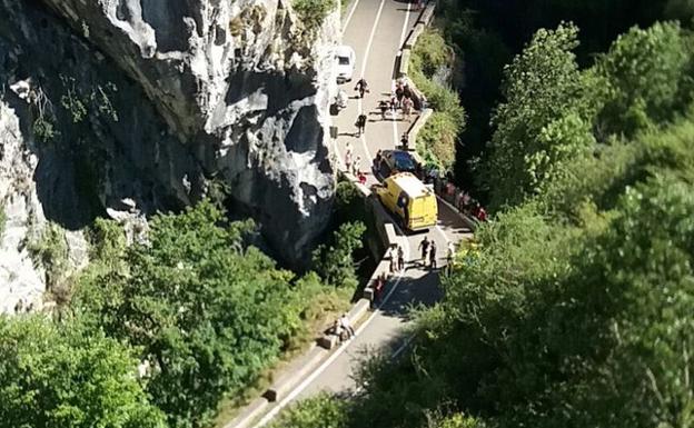 Una mujer de 75 años resulta herida al colisionar contra un puente en Oseja de Sajambre