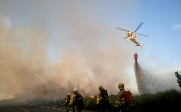 Efectivos terrestres y aéreos trabajan en la extinción de un incendio en Quintanilla del Castillo