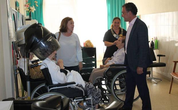 Los talleres de baile y mantienen activa la Residencia de Mayores Virgen del Camino