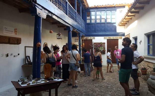 Los patios maragatos de Santa Colomba de Somoza acogen la I Feria de Artes y Oficios con 35 puestos y un «gran éxito»