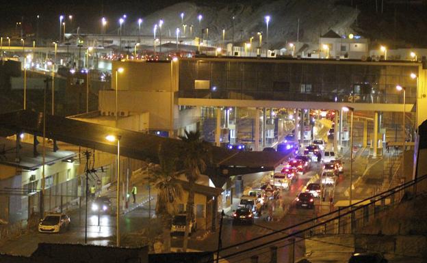 Dispersan a cientos de inmigrantes cerca de la frontera de Ceuta