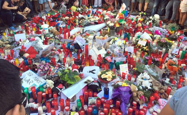 Un leonés destaca que La Rambla es «un santuario» con altares de flores repartidos por la zona