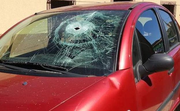 Agreden a una mujer y atacan su coche con un hacha en Pajares de los Oteros