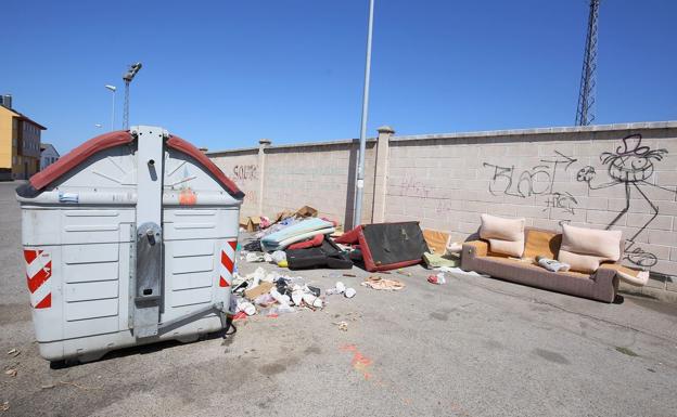 Ponferrada amanece bajo los efectos de la primera jornada de huelga en el servicio de basuras