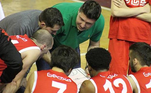 Julio González seguirá dirigiendo al Fundación León