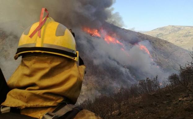 La Junta declara nivel 2 en el incendio forestal de Encinedo y obliga a evacuar Santa Eulalia de Cabrera y Villarino, en Truchas