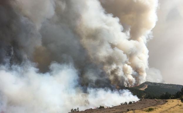 Cortada la LE-7302, en Truchillas por el denso humo del incendio de Encinedo