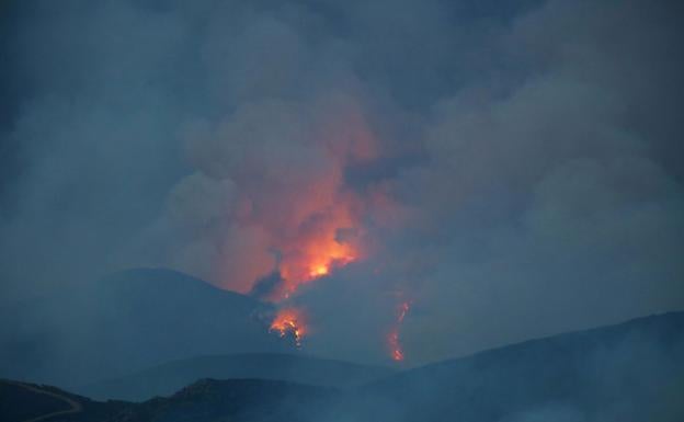 Incendio en La Cabrera: ceniza en el cielo y un sol teñido por el humo