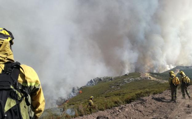 El fuego de Encinedo: «El humo es tan denso que parece que estamos bajo niebla»