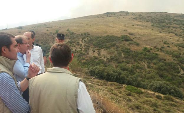 El fuego calcina más de 5.000 hectáreas y obliga a un nuevo desalojo, ahora en la localidad de Forna