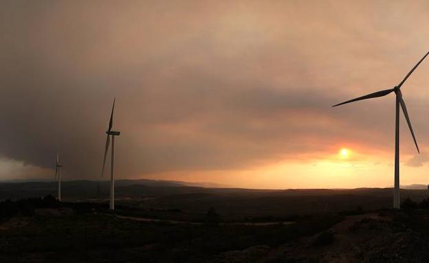 La UME redobla esfuerzos en el incendio de Encinedo y 500 efectivos ya tratan de controlar el fuego