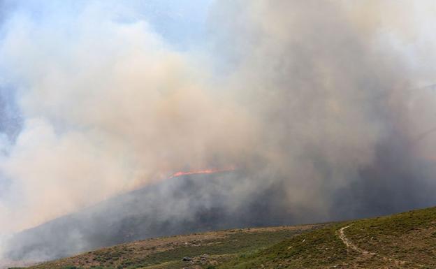 La sombra del fuego Castrocontrigo 'amenaza' el incendio de La Cabrera