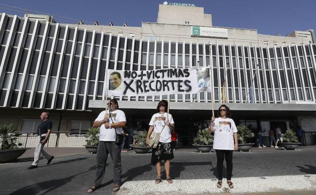 La familia de la joven muerta en un ascensor en Sevilla no culpa al celador