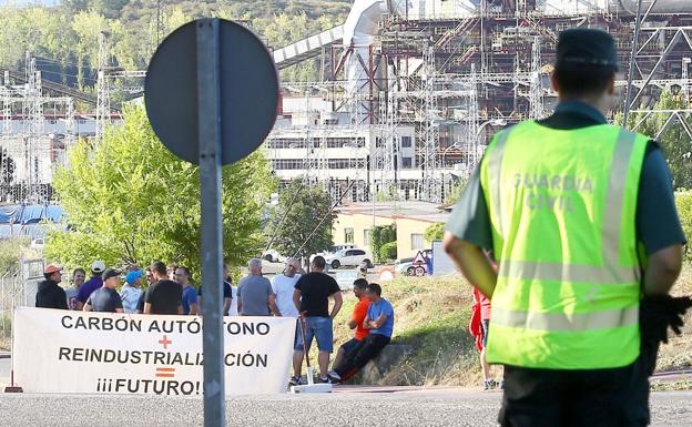 Mineros de Asturleonesa piden la mediación del Gobierno asturiano ante su crítica situación