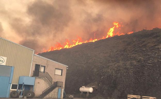 Otra pesadilla: el 'frente norte' del fuego de La Cabrera se resiste a caer