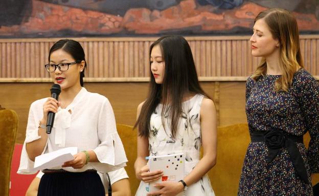 Los alumnos del curso de español para extranjeros reciben sus diplomas