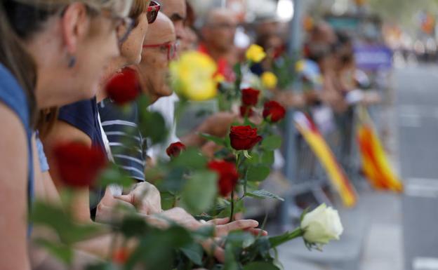 Rosas y carteles inundan el paseo de Gracia contra el terrorismo