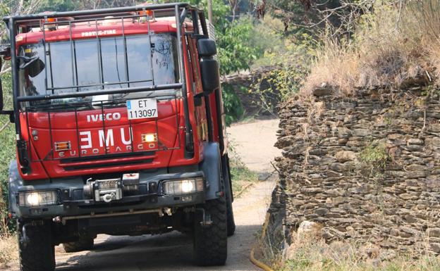 Los efectivos refrescan el fuego de Encinedo, ya casi controlado