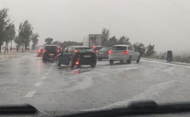 Una tromba de granizo complica la circulación en la autopista del Huerna