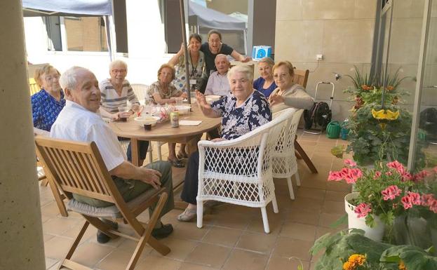 Estimulación, ocio y relaciones sociales: objetivo de la ‘terraza de verano’ de Alzheimer León