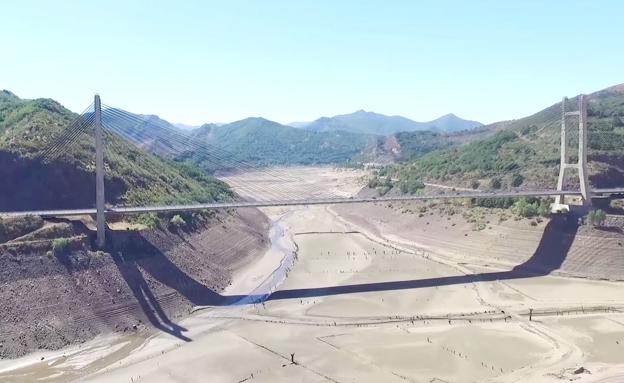 La reserva de agua en Barrios de Luna cae hasta el 7%