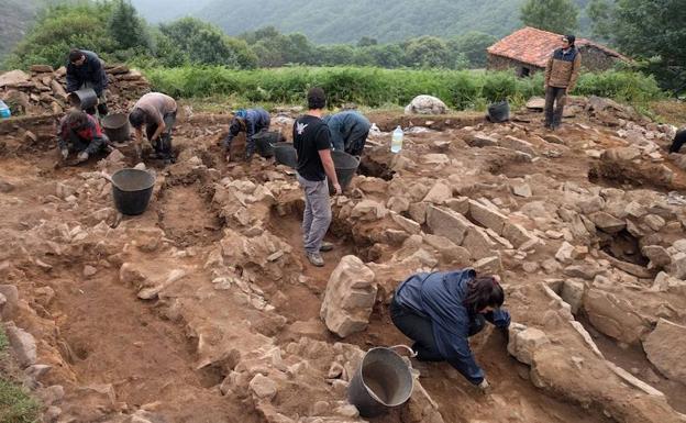 Alumnos de la ULE han participado en la campaña arqueológica de Vigaña