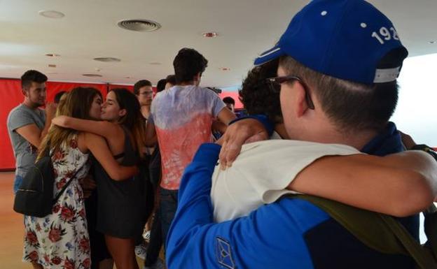 Abrazos en la despedida de la I edición de Smile en El Bierzo