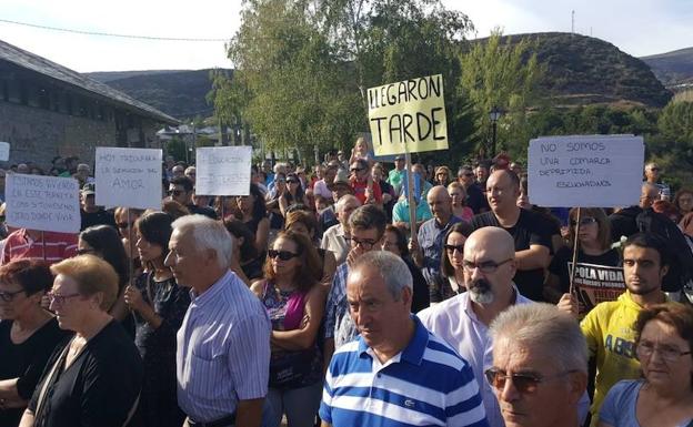 La Cabrera hace piña ante la barbarie y la desolación tras el incendio y pide más medios y un futuro para la comarca