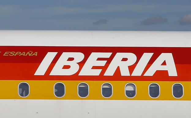 Iberia y sindicatos firman el nuevo ERE voluntario para un máximo de 955 trabajadores