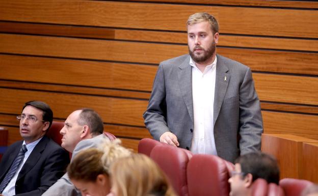 El PSOE exigió la dimisión de un diputado del PP por los mismos motivos que ahora protege a Lora