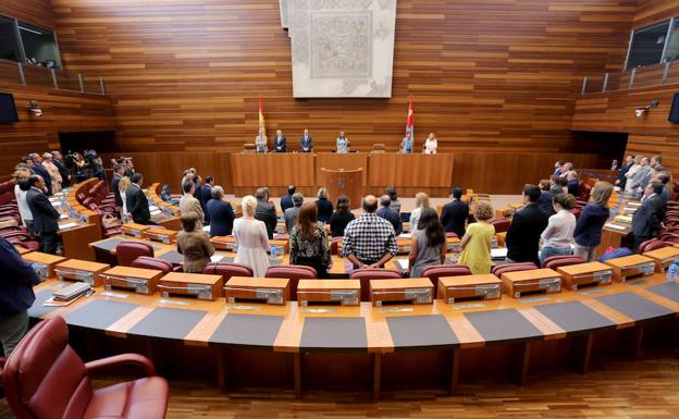 Las Cortes guardan un minuto de silencio en recuerdo de Tomás Villanueva