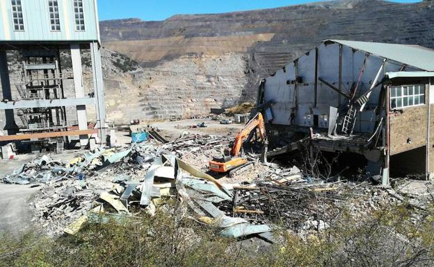 La Hullera escenifica el fin de la minería del interior con el derribo de las oficinas y los talleres de Santa Lucía