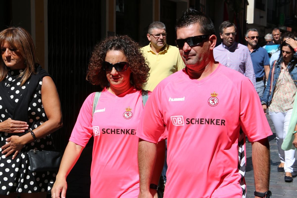 Colorido y buen ambiente en la previa del derbi