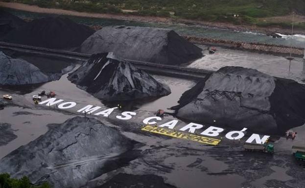 Mensaje reivindicativo de Greenpeace en El Musel: «No más carbón»