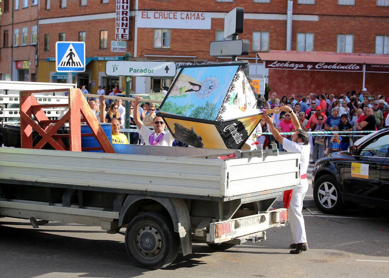 Imágenes del vuelco de una carroza en Tordesillas