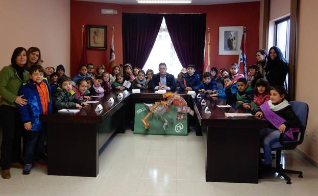 Entrega de material escolar gratis para un centenar familias del Ayuntamiento