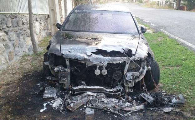 Incendian el coche de un miembro de la junta vecinal de Pinos