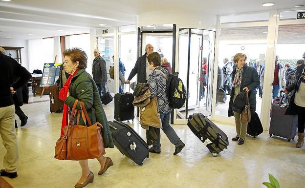 Arranca en León la comercialización de los viajes de temporada del Imserso