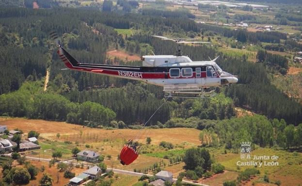 Un incendio permanece activo en la localidad berciana de Balboa