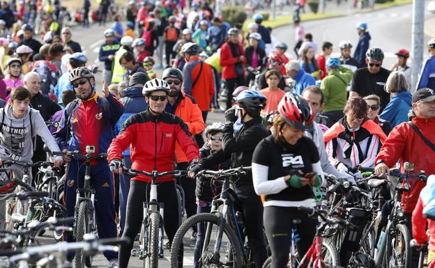 LEÓN SE SUBE A SU BICICLETA