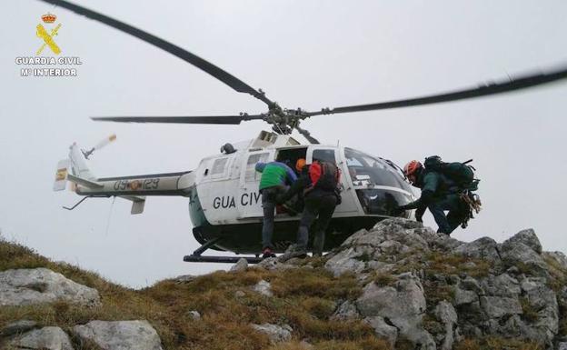 Rescatan un montañero guipuzcuano que sufrió una caída de 30 metros del Pico Bustil