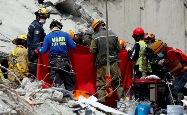 México sigue buscando a supervivientes de un terremoto que deja 273 muertos