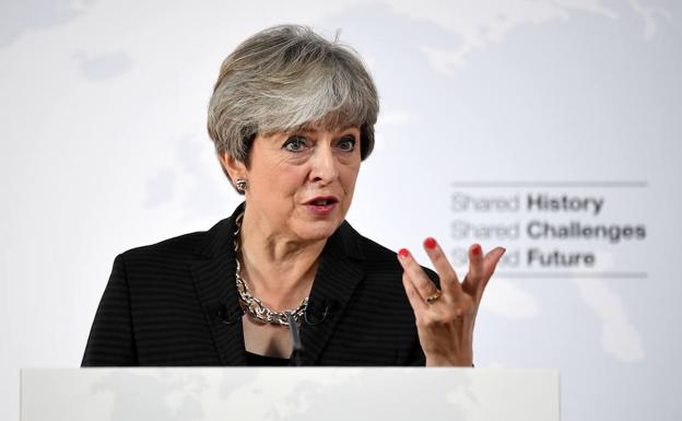 Theresa May quiere dos años más en la UE tras el 'Brexit'