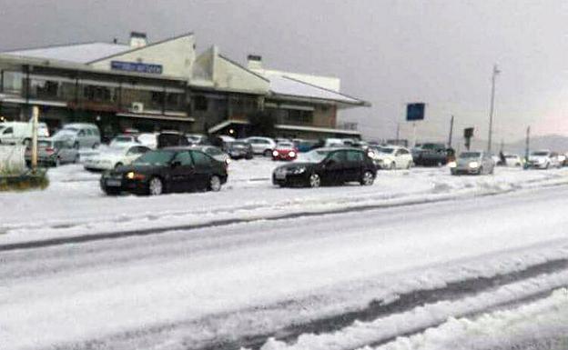 Una tormenta de granizo ocasiona problemas en el tráfico en las autopistas segovianas
