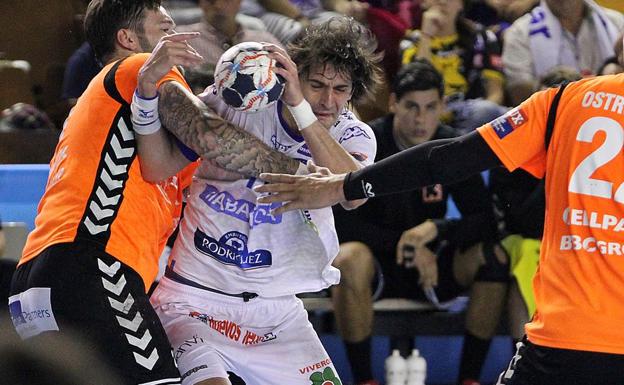 El Abanca Ademar sabe sufrir para estrenar ante el Kadetten su casillero de triunfos
