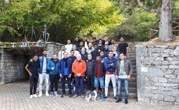 La plantilla del Delhi Dynamos, de la Superliga India de fútbol, visita la Cueva de Valporquero