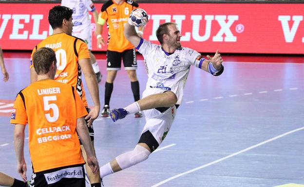 Los jugadores del Ademar se acercan a los niños de las Escuelas Deportivas