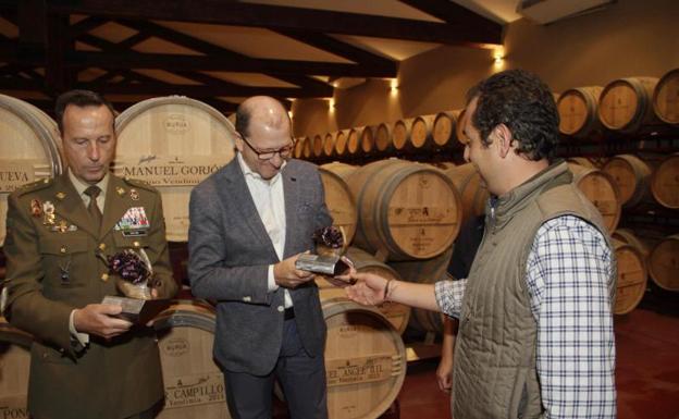 El general Manuel Gorjón se compromete a ser embajador de los vinos de Dehesa de los Canónigos